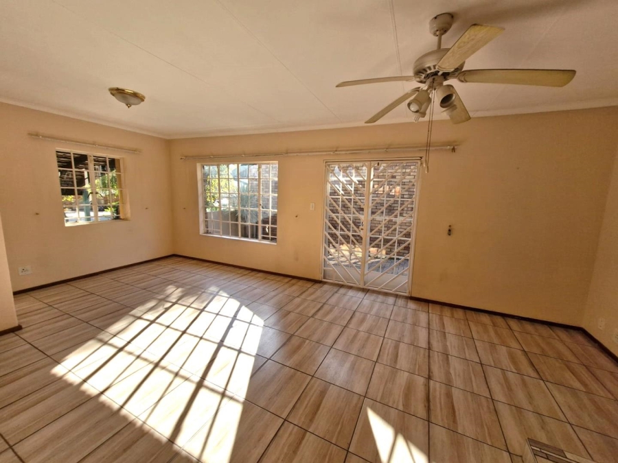 To Let 2 Bedroom Property for Rent in Meerhof North West